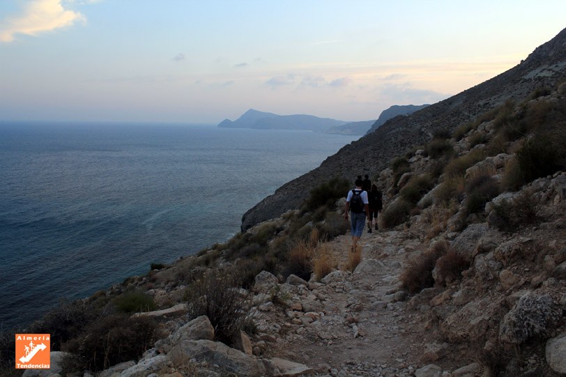 El camino que une Cala San Pedro con Las Negras