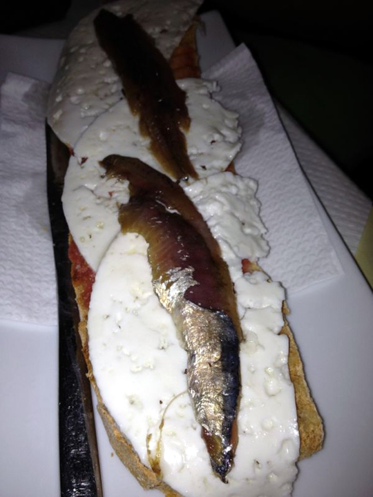 Tostada de tomate, queso fresco y anchoas