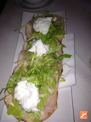 Tostada de lechuga, jamón cocido y alioli Tostada de lechuga, jamón cocido y alioli en el Restaurante Pérez de Alhabia