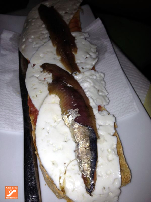 Tostada tomate, queso fresco y anchoas