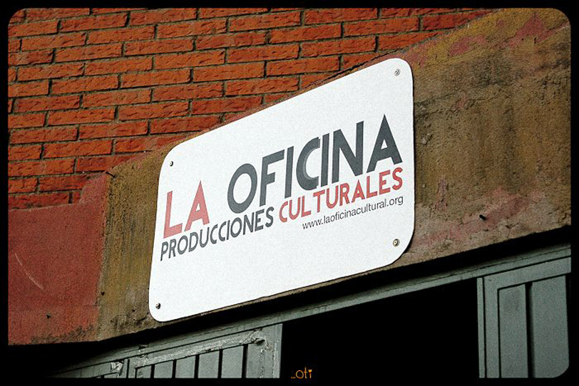 Cartel puerta La Oficina Almería
