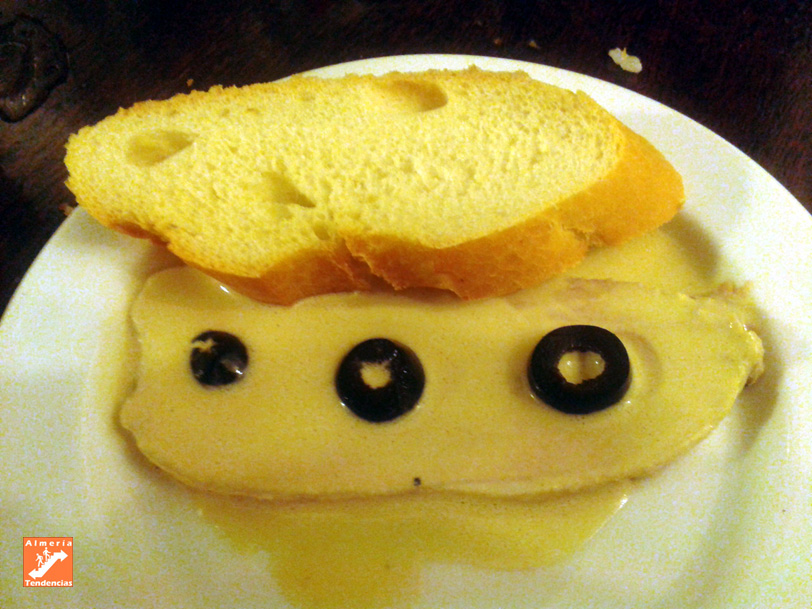 Lomo a la sal con crema de atún en Pimienta Rosa - Almería