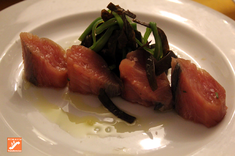 Bonito en salazón con ensalada de algas en Pimienta Rosa - Almería