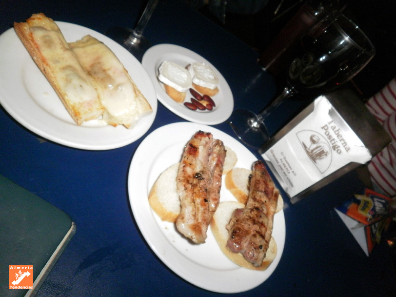 Fundido de queso y costillas, en Taberna el Postigo - Almería