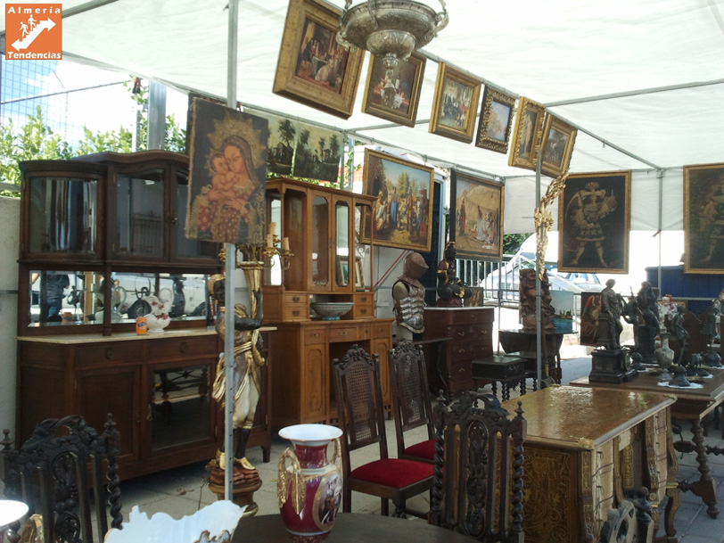 antigüedades en mercado artesanal de Níjar