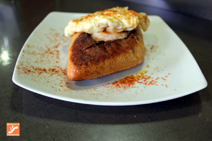 Pan frito con huevo y pimentón, tapa de autor en Vin'68 Pan frito con huevo y pimentón, tapa de autor en Vin'68