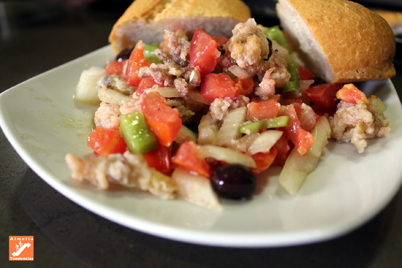 Tapa de pipirrana con chipirones en Vin'68