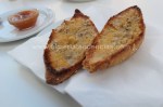 Tostada de pan de centeno con mermelada de higos, en Bar Robles