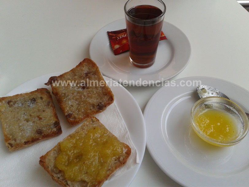 Té moruno y tostada de pan de nueces con mermelada de piña en bar Robles