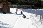 Jugando con la nieve en Las Menas de Serón, en Almería