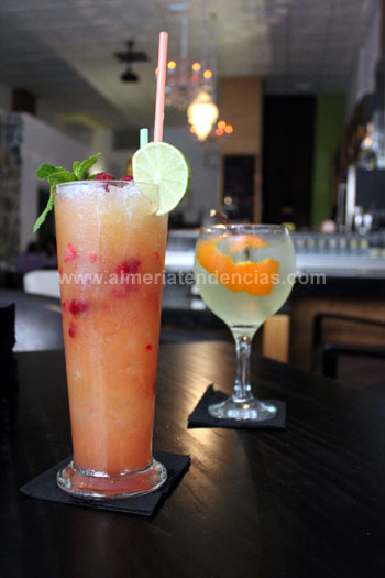 Cócteles y gin tonic en Lila's Café