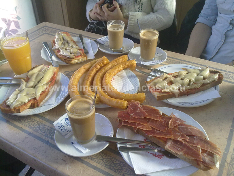 Un desayuno en el jardín