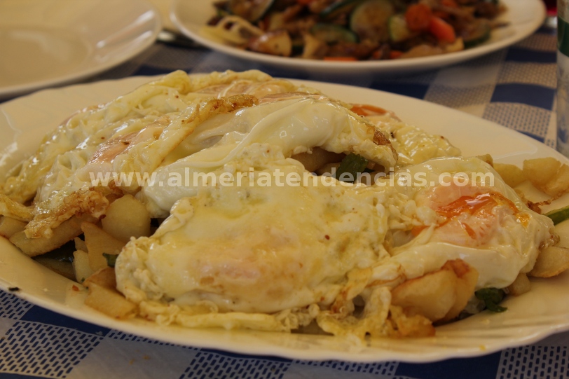 Huevos fritos con patatas y pimientos en La María de Abrucena