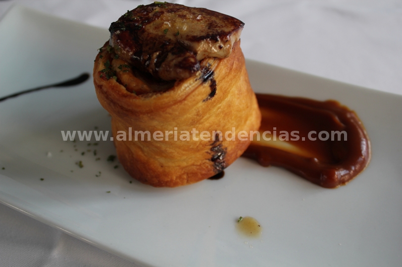 hojaldre de beicon con toffe de cacahuete y corona de foie en La Cala